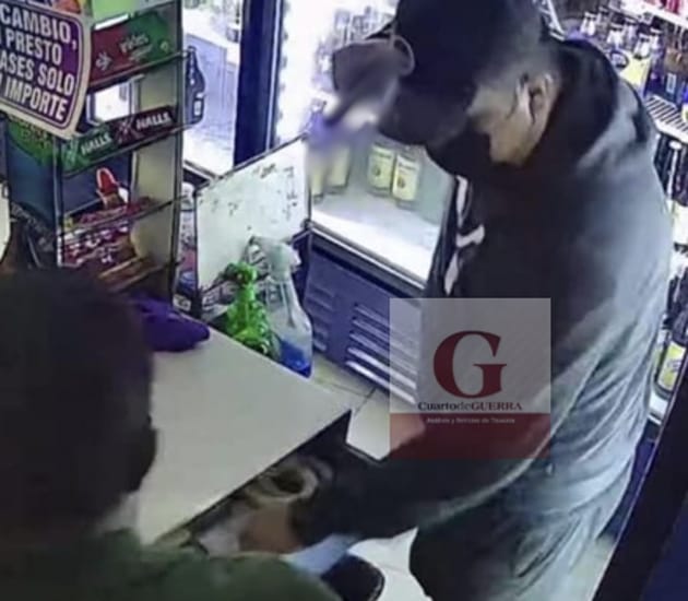 Sujetos simulan compra de cerveza para estudiar y asaltar con pistola un comercio en Chiautempan